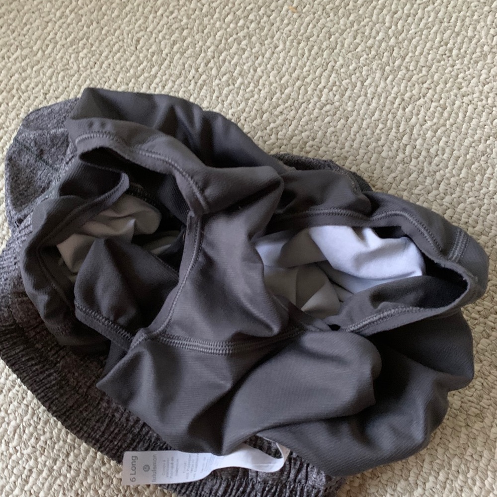 grey lululemon hotty hot shorts - Picture 4 of 7